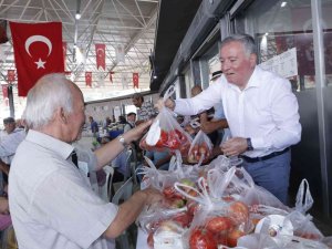 Honaz Belediyesi Kendi Yetiştirdiği Domatesleri Halka Ücretsiz Dağıttı