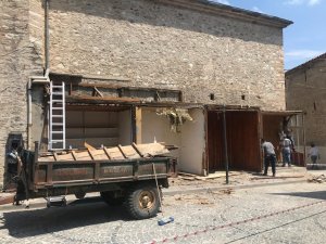 Tarihi Çarşı Caminin Etrafındaki Görsel Kirlilik Temizleniyor