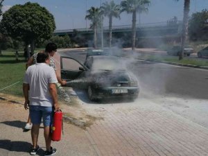 Yanan Otomobilden, Eşi Ve Çocuklarını Çıkardı