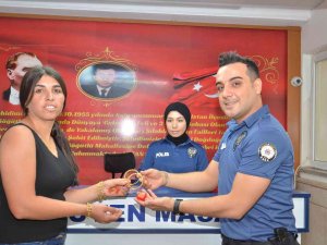 Caddede Düşürdüğü 70 Bin Liralık Altınlarına Polis Sayesinde Kavuştu