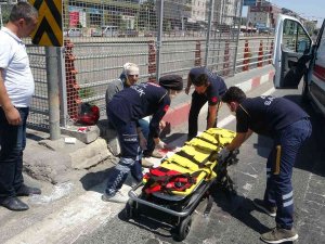 Otomobille Çarpışan Motosiklet Sürücüsü Yaralandı