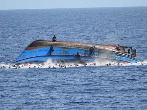 Hindistan’da Yolcu Teknesi Battı: 3 Ölü, 17 Kayıp