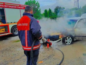 D-100’de Yanan Otomobile Böyle Müdahale Ettiler
