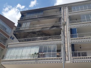 Üst Kattan Düşen Sigara İzmariti Dairenin Balkonunu Küle Çevirdi