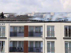 5 Katlı Apartmanın Çatısı Alev Alev Yandı