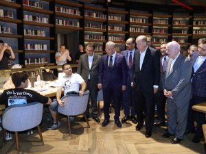 Cumhurbaşkanı Erdoğan Nevmekan Sahil’de Öğrencilerle Sohbet Etti