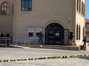 Antalya’da Bir Bankanın Müdürü Rehin Alındı