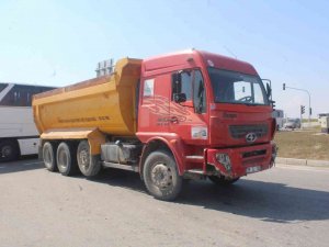 Kamyon İle Otomobil Çarpıştı: 2’si Ağır 6 Yaralı