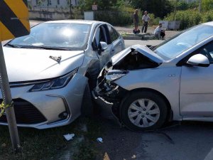 Kazada Sürücüler Emniyet Kemeri Sayesinde Yara Almadı