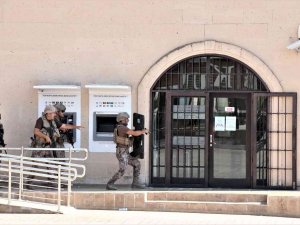 Banka Şube Müdürünü Ve Çalışanları Rehin Alan Şahıs 2 Saat Sonra İkna Edildi