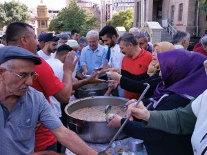 Aksaray’da Ak Parti’den Vatandaşlara Aşure İkramı