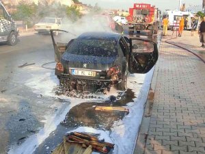 Fethiye’de Seyir Halindeki Otomobil Alev Alev Yandı