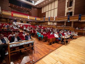 İ̇zmir’de Meclisin Gündemi Toplu Ulaşım Tarifesi Oldu