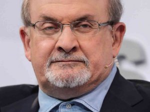 İ̇ngiliz Yazar Salman Rüşdi New York’ta Bıçaklı Saldırıya Uğradı