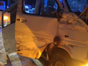 Seyir Halinde Rot Kolu Çıkan Kamyon Kazaya Neden Oldu