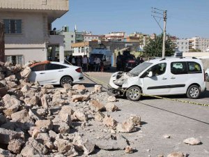Mardin’de Duvar Çöktü, İki Araçta Maddi Hasar Meydana Geldi