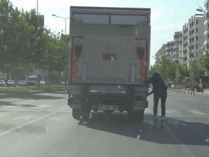 Kamyon Arkasında Patenli Seyahat Yürekleri Ağza Getirdi