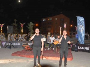 Hakkari’nin Ünlü Sanatçıları Kent Parkta Sahne Aldı