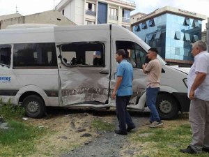 Bağcılar’da Panelvan Araç İle Servis Minibüsü Çarpıştı: 5 Yaralı