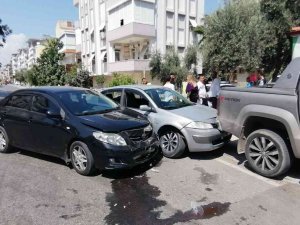 Kaza Yapan Otomobiller Park Halindeki Kamyonete Çarptı: 1 Yaralı