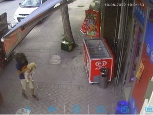 Yavru Köpeği Önce Sevdi, Sonra Çaldı