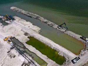 Van Gölü’ndeki Dip Çamuru Temizliği Devam Ediyor