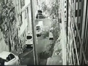 İ̇stanbul’da Akıl Almaz Cinayet Kamerada: Arabaya Çarpıp Boynu Kırıldı, Yerde Bıçaklandı