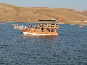 Demirözü’ndeki Piknik Alanı Doldu Taştı Gurbetçilerden Tekne Turlarına Yoğun İlgi