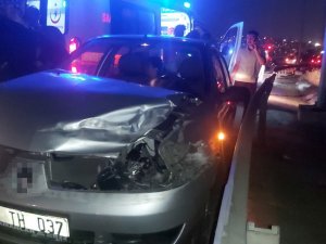 D-100’de Bariyere Çarpan Otomobilin Sürücüsü Yaralandı