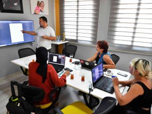 Kadın Ve Çocuk Bilim, Teknoloji Atölyesinde ’Photoshop’ Eğitimi Başladı