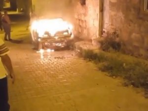 Alev Topuna Dönen Aracı Mahalle Sakinleri Söndürdü