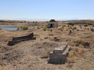 Elazığ’da Suların Çekilmesiyle Selçuklu Ve Osmanlı Mezarlıkları Ortaya Çıktı