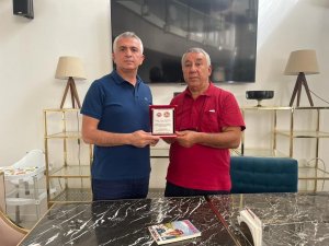 Serdar Ünsal’dan Azertaç Temsilcisi Sabir Şahtahtı’ya Plaket