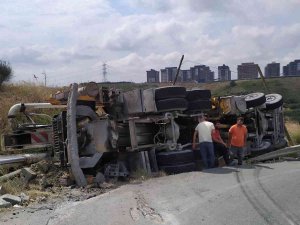 Başakşehir’de Virajı Alamayan Beton Mikseri Devrildi: 2 Yaralı