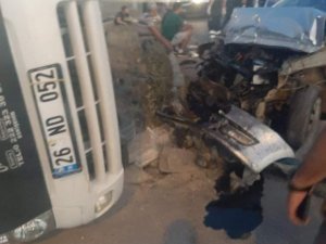 Otomobil Kamyona Çarptı: 4 Kişi Yaralı
