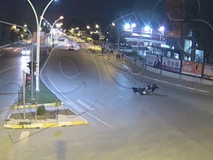 Yayaların Arasına Daldı, O Anlar Güvenlik Kameralarına Yansıdı