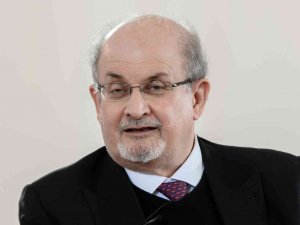 İ̇ngiliz Yazar Rüşdi Bıçaklı Saldırının Ardından Solunum Cihazına Bağlandı