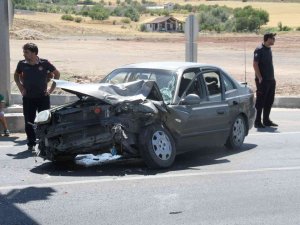 Elazığ’da Otomobil Kırmızı Işıkta Duran Araca Çarptı: 5 Yaralı