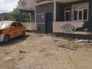 Hatalı Sollama Yapan Araçtan Kurtardı, Evin Balkonuna Çarptı