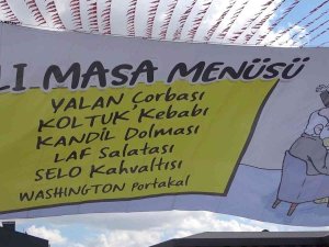 Cumhurbaşkanı Erdoğan’ın Katıldığı Toplu Açılış Töreninde ’Altılı Masa’ya Pankartlı Gönderme