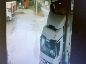 Tır, Akaryakıt İstasyonuna Böyle Dalmış