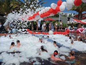 Turistler Havuz Başında Köpük Partisiyle Doyasıya Eğlendi