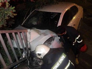 Otomobil Yaya Üst Geçidine Çarptı: 4 Yaralı