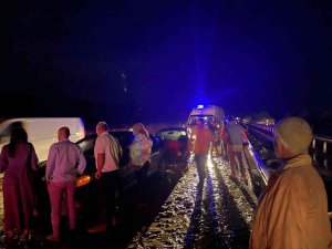 Balçıkla Kaplanan Yolda İki Otomobil Birbirine Girdi: 5 Yaralı