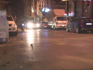 Kağıthane’de Motosikletle Önünü Kestikleri Şahsı Öldüresiye Dövüp Otomobiline Taşla Böyle Saldırdılar