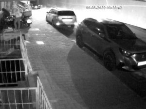 Gaziosmanpaşa’da Demir Kesme Makasıyla Motosiklet Hırsızlığı Kamerada