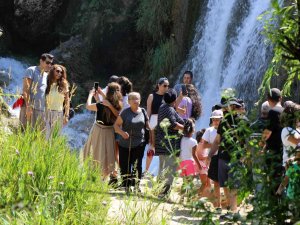 Bunaltıcı Sıcaklarda Serinlemek İsteyen Girlevik Şelalesi’nin Yolunu Tutuyor
