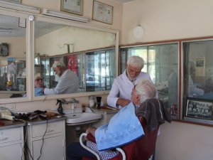 Bayburt’un En Yaşlı Berberi Mesaiye Radyonun Düğmesine Basarak Başlıyor