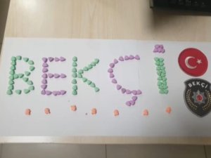 İ̇zmir’de Bekçiler, Şüpheli Şahsın Üzerinde Uyuşturucu Hap Buldu