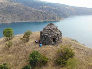 800 Yıllık Kümbet Zamana Direniyor